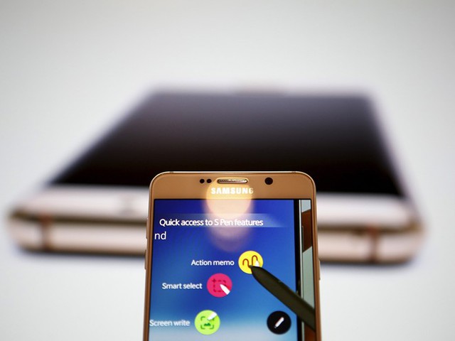 Samsung muốn thu về nhiều hơn cho mỗi chiếc điện thoại bán ra. Ảnh: Reuters.