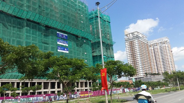 Dự án Park Premier nằm trên trục đường Nguyễn Hữu Thọ, trong khu đô thị Dragon City, xung quanh là các dự án đã và đang phát triển bao gồm: Dragon Hill, Phú Hoàng Anh, Hoàng Anh Gold House, New Saigon, biệt thự Ngân Long, biệt thự Kim Long... Hiện dự án đang xây dựng đến tầng 24 đối với các block cao tầng.