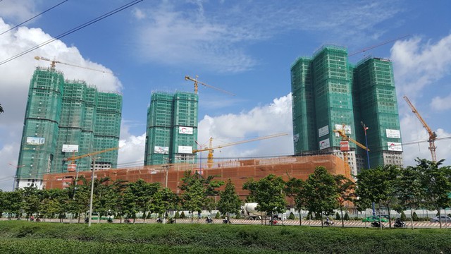 Dự án Masteri Thảo Điền được xây dựng trên khu đất có diện tích gần 8ha, bao gồm 4 tòa tháp đôi căn hộ cao từ 41 – 45 tầng và trung tâm thương mại Vincom Mega Mall, với tổng số căn hộ lên tới 3.021 căn, được chia thành nhiều loại diện tích từ 45 – 90m2. Tiến độ dự án: hiện đang thi công từ tầng 30– 39 của tất cả các Block.