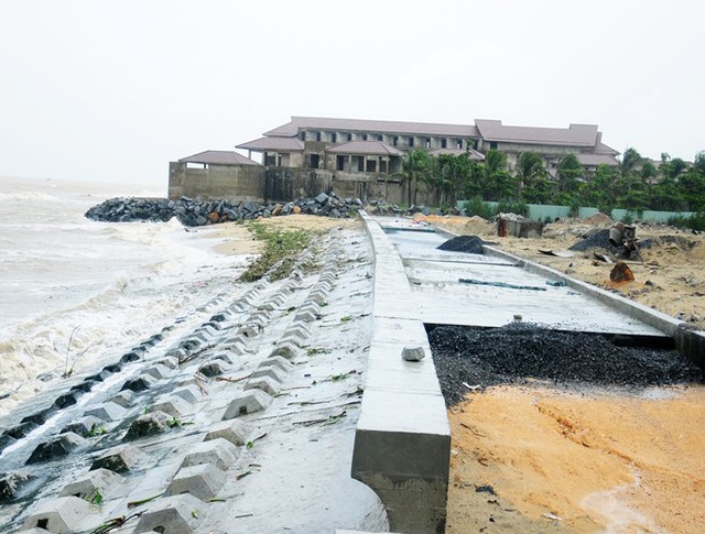 Sóng đánh sập resort hàng trăm tỷ ven biển - Ảnh 9