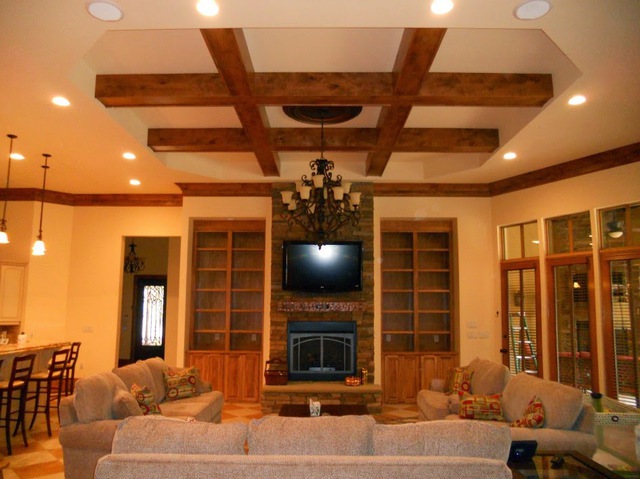 Trang trí trần thạch cao phòng khách với những ý tưởng thiết kế trần nội thất được kết hợp với phong cách gỗ, hay trần thạch cao đơn giản kết hợp với đèn chùm cũng mang lại hiệu ứng tốt.