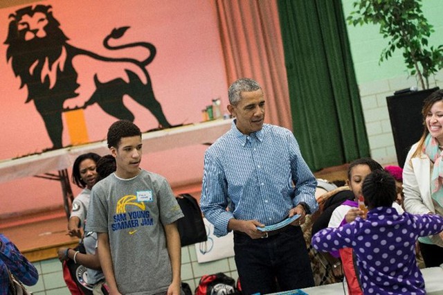 Tổng thống Obama phát sách cho trẻ em ở Trường tiểu học Leckie vào tháng 1/2016. Ảnh: AFP