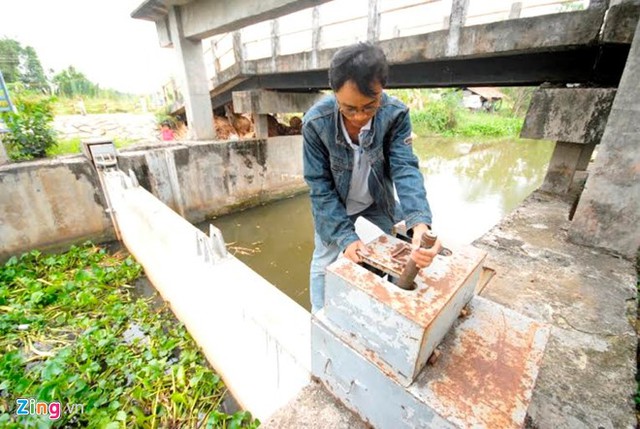  Kiên Giang cũng đã cho đóng sớm các hệ thống cống ven biển Tây, đắp 82 đập ngăn mặn tạm với kinh phí gần 20 tỷ đồng. 