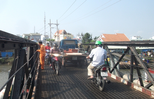 
Cầu yếu, dốc, khó đi, các xe đều phải để số nhỏ, rồ ga để không bị tắt máy. Do người, xe san sát nhau, không có khoảng cách an toàn nên nếu không may xảy ra sự cố sẽ gây tác động dây chuyền vô cùng nguy hiểm.
