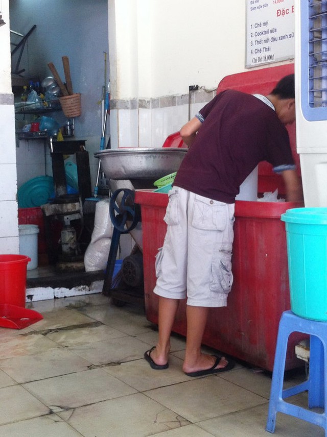 Dùng tay trần bốc đá là cảnh thường thấy ở nhiều hàng quán kinh doanh dịch vụ ăn uống