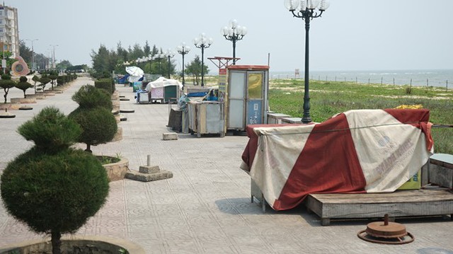 
Nhiều quán nhậu, nhà hàng tại bãi biển Nhật Lệ gần như ngừng hoạt động sau nạn cá chết. Ảnh: Hoàng Như.
