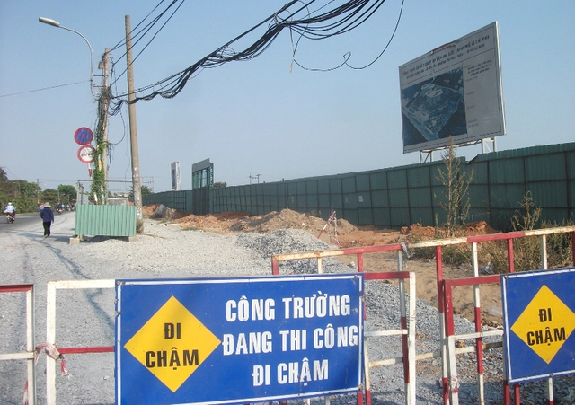 
BV Ung bướu TP là đơn vị “dẫn đầu” về quá tải bệnh nhân, trung bình một năm tiếp nhận khám chữa bệnh khoảng 380.000 lượt bệnh nhân, số lượng bệnh nhân đến khám chữa bệnh mỗi năm tăng khoảng 7-10%... Tuy nhiên, dự án xây bệnh viện mới vẫn nằm im thế này thì tình trạng quá tải còn kéo dài dài.
