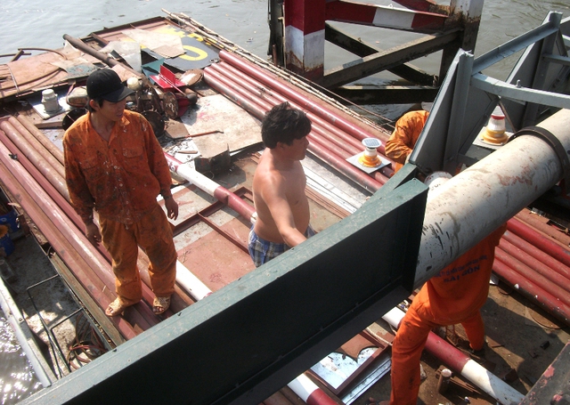 
Đội ngũ công nhân cầu đường đang gia cố một vài đoạn cầu Long Kiểng bị mục nát.
