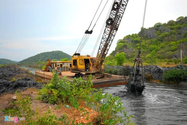 Dự báo xâm nhập mặn vùng cửa sông Nam Bộ có khả năng tiếp tục sâu hơn và cao hơn cùng kỳ mùa khô năm 2015 và trung bình nhiều năm. Từ cuối tháng 2/2016 mặn có khả năng duy trì ở mức cao, nghiêm trọng. Trên sông Tiền, sông Hậu độ mặn trên 4 g/l có thể xâm nhập sâu khoảng 50 - 70 km tính từ cửa sông, có thời kỳ trên 70 km. Độ mặn sẽ tăng cao và kéo dài đến đầu tháng 5/2016. 