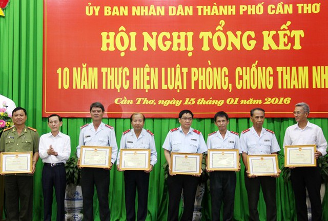 
Tại hội nghị, UBND TP Cần Thơ đã tặng bằng khen cho 10 tập thể và 11 cá nhân có thành tích xuất sắc trong phòng chống tham nhũng 10 năm qua. Ảnh: Việt Tường.

