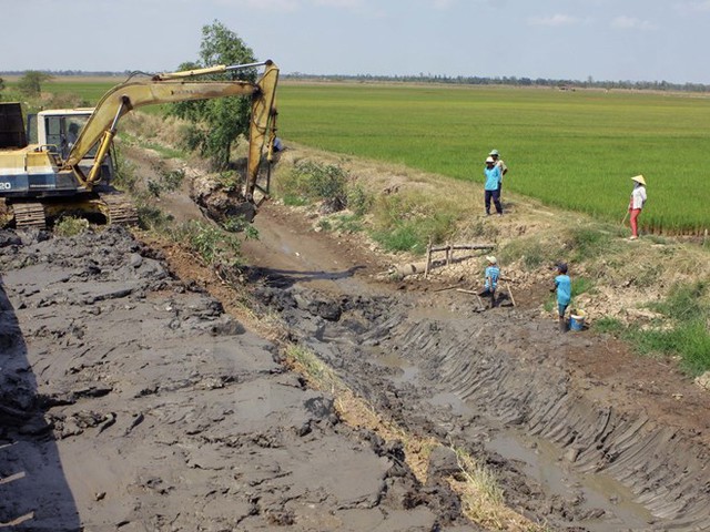 Nạo vét kênh mương ứng phó với hạn, mặn ở Sóc Trăng. (Ảnh: Duy Khương/TTXVN)