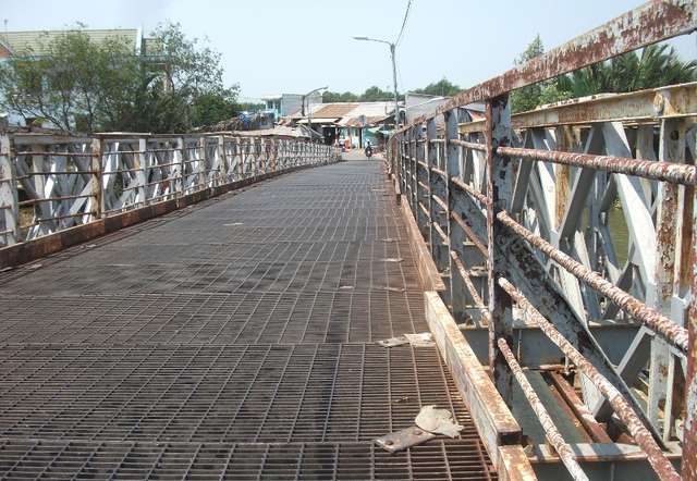 
Bà Hồ thị Thu, ấp 1, Phước Kiển, nói: Rất mong Bí thư Đinh La Thăng lưu tâm đến việc đầu tư xây dựng mới các cây cầu để giúp người dân đi lại được thuận lợi và an toàn hơn. Bởi những cây cầu này nguy cơ sập rất cao, nếu chỉ cần một va chạm nhẹ có thể làm cầu bị sập.
