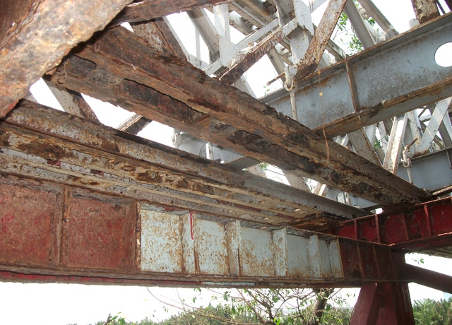 
Trong số 4 cầu, đây là cây cầu ồn ào nhất vì xuống cấp trầm trọng nhất. Sắt thép mục rữa, long lở, các mối hàn thì tạm bợ. Xe cộ chạy qua khiến các dầm sắt va đập liên tục vào nhau phát ra tiếng kêu nhức óc.
