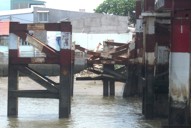 
Đơn gửi đến lãnh đạo thành phố viết: Kính thưa ông Đinh La Thăng, những cây cầu này là nỗi ám ảnh đối với người dân nơi đây bởi chỉ cần xảy ra một sự cố nhỏ là xem như kẹt cứng trong nhiều giờ liền.
