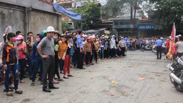  Trứng thối, mắm tôm bốc mùi khó chịu trước cổng công ty KaiYang - Ảnh: Tiến Thắng 