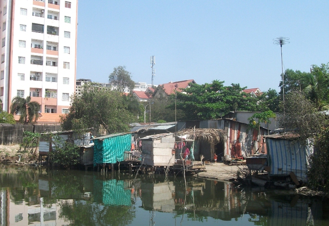 
Dân quanh đây sống chủ yếu bằng nghề nuôi cá, mùa mưa tới mang theo nỗi lo sợ sạt bờ vỡ đê, thiệt hại cứ rình rập.
