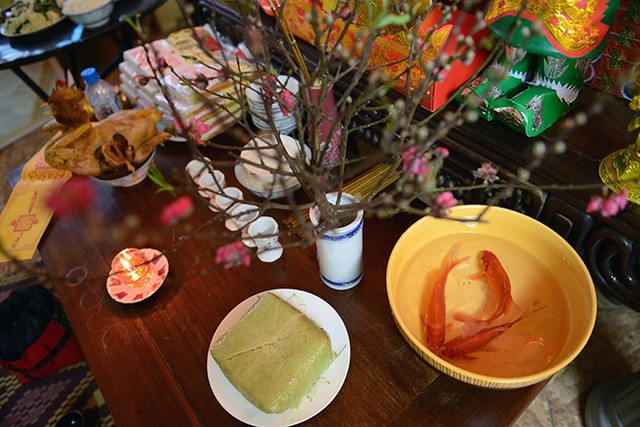 Lễ cúng Táo Quân nên được tiến hành ở bàn thờ thần linh gia tiên
