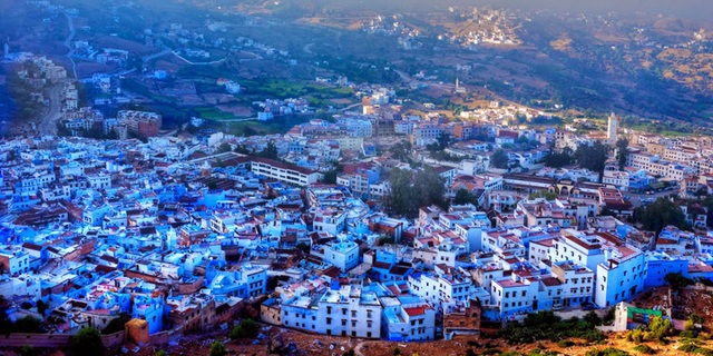 Thị trấn Chefchaouen nhìn từ trên cao.