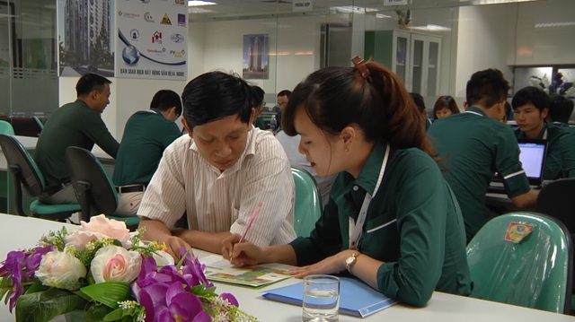 Nhiều người hiện nay vẫn đang chưa định hình được là khi muốn mua nhà thì mình phải tìm hiểu là lựa chọn những đơn vị phân phối như thế nào. Đa phần họ đều quan sát theo giác quan bên ngoài là đơn vị phân phối đó có số lượng nhân viên đông đảo hay thường xuyên được quảng cao trên báo chí, truyền hình.