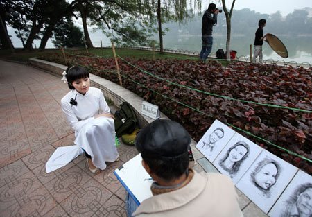 Nhộn nhịp dịch vụ vẽ chân dung 10 phút bên Hồ Gươm (7)