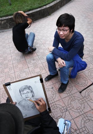 Nhộn nhịp dịch vụ vẽ chân dung 10 phút bên Hồ Gươm (3)