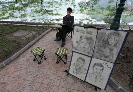 Nhộn nhịp dịch vụ vẽ chân dung 10 phút bên Hồ Gươm (2)