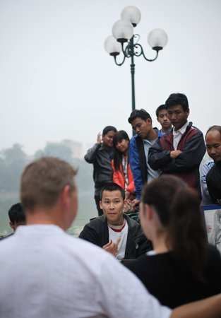 Nhộn nhịp dịch vụ vẽ chân dung 10 phút bên Hồ Gươm (5)