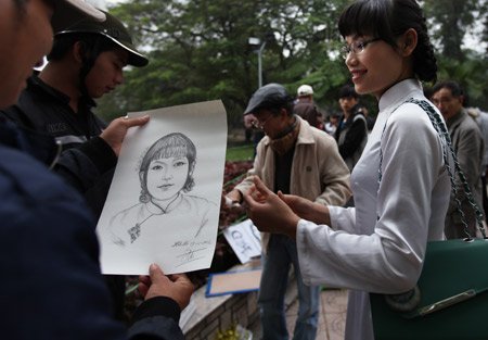 Nhộn nhịp dịch vụ vẽ chân dung 10 phút bên Hồ Gươm (8)