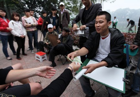 Nhộn nhịp dịch vụ vẽ chân dung 10 phút bên Hồ Gươm (6)