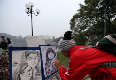 Nhộn nhịp dịch vụ vẽ chân dung 10 phút bên Hồ Gươm (13)