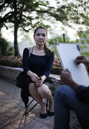 Nhộn nhịp dịch vụ vẽ chân dung 10 phút bên Hồ Gươm (9)