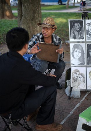 Nhộn nhịp dịch vụ vẽ chân dung 10 phút bên Hồ Gươm (12)