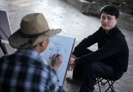 Nhộn nhịp dịch vụ vẽ chân dung 10 phút bên Hồ Gươm (11)