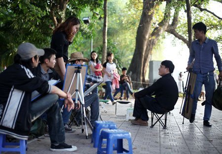 Nhộn nhịp dịch vụ vẽ chân dung 10 phút bên Hồ Gươm (1)