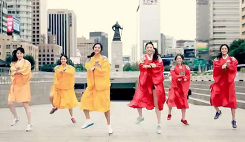 Thí sinh Hoa hậu Hàn Quốc 2012 nhảy điệu Gangnam Style. Ảnh: Korea Times.