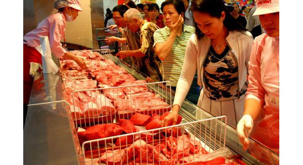 Cho&#225;ng: Thịt lợn, b&#242; Việt Nam đắt nhất thế giới