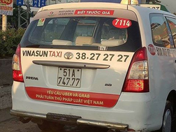 Vinasun cùng hàng loạt taxi truyền thống đồng loạt dán khẩu hiệu đối đầu Uber, Grab