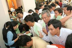 Thời kỳ đỉnh cao khi NĐT tranh nhau mua cổ phiếu (Ảnh: Lao động)