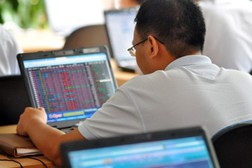 Phiên giao dịch cuối cùng quý I/2013: Tin giá xăng tăng kéo VN-Index giảm hơn 4 điểm