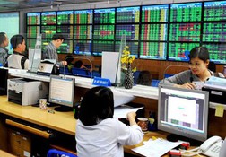 PVS, DPM thỏa thuận 2 triệu cổ phiếu giá sàn, VN-Index đảo chiều trong 15 phút cuối