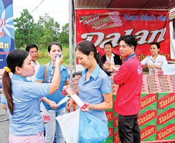 Dạ Lan, Tribeco - Cùng kịch bản