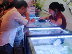 Mua vàng cầu may đầu năm