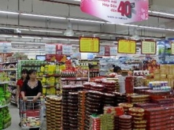 Các siêu thị tung khuyến mãi, hút sức mua 
