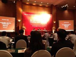 ĐHCĐ Techcombank: Ông Nguyễn Đức Vinh bất ngờ từ nhiệm thành viên HĐQT; không chia cổ tức 2011