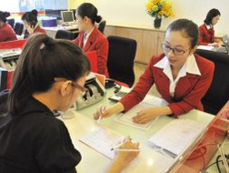 Giảm lãi suất, ngân hàng vẫn khó cho vay tiêu dùng