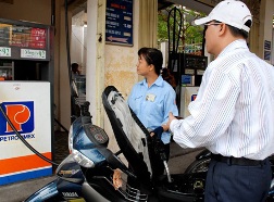 Lãi lớn, DN xăng dầu tăng chiết khấu hoa hồng cho đại lý lên 700 đồng/lít xăng