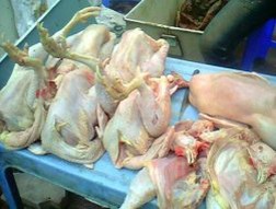 Chợ thịt gà siêu rẻ ở khu vực cầu Lủ (Hoàng Mai, Hà Nội).