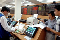 Lãi suất giảm, VN-Index có tăng?