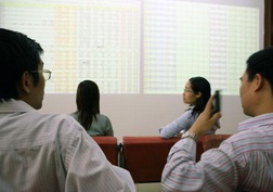 Nhà đầu tư “tả tơi” vì chứng khoán
