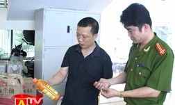 [Video] HN: Bắt giữ lô hàng phụ gia Trung Quốc "1 giọt nước cốt pha tám cốc nước trái cây"